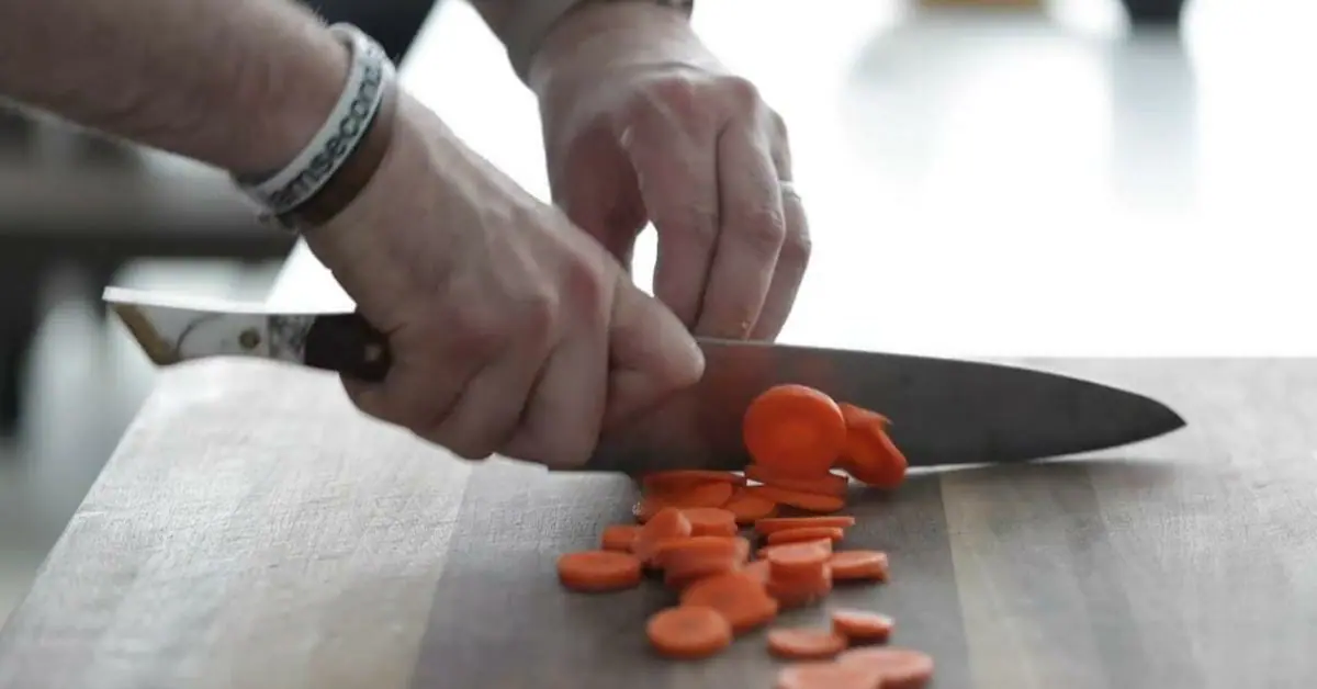 how to properly cut food with a knife/ Finger Vs Knife